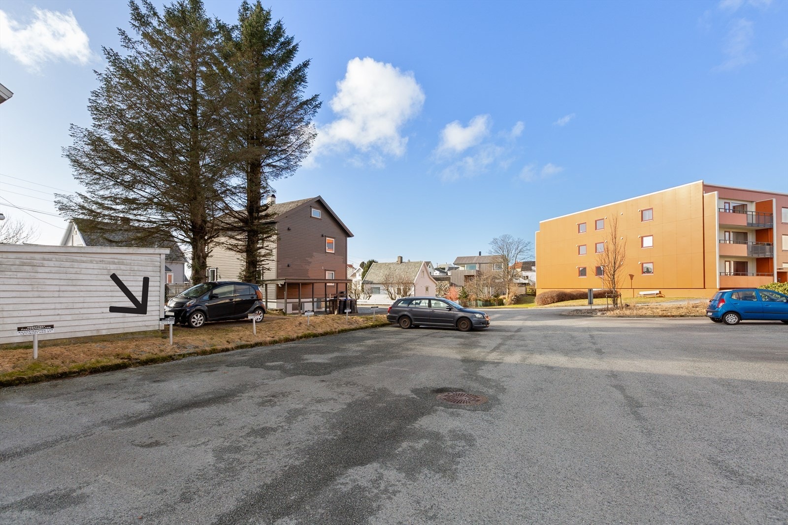 Parkeringsplassen tilhørende leiligheten. Galleribilde
