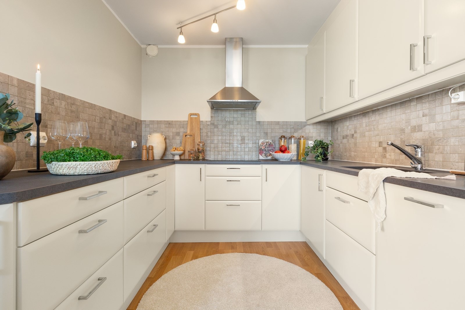 Godt med både skap- og benkeplass! Galleribilde