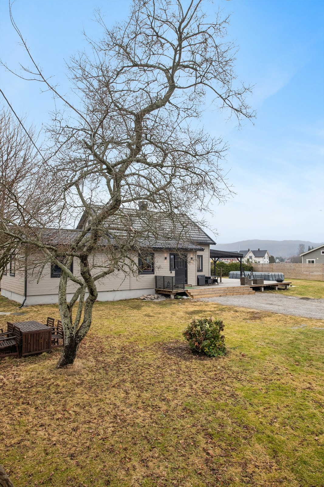 Fra eiendommen er det kort avstand til sentrum med forretninger, spisesteder, bakeri, skole mm. Galleribilde