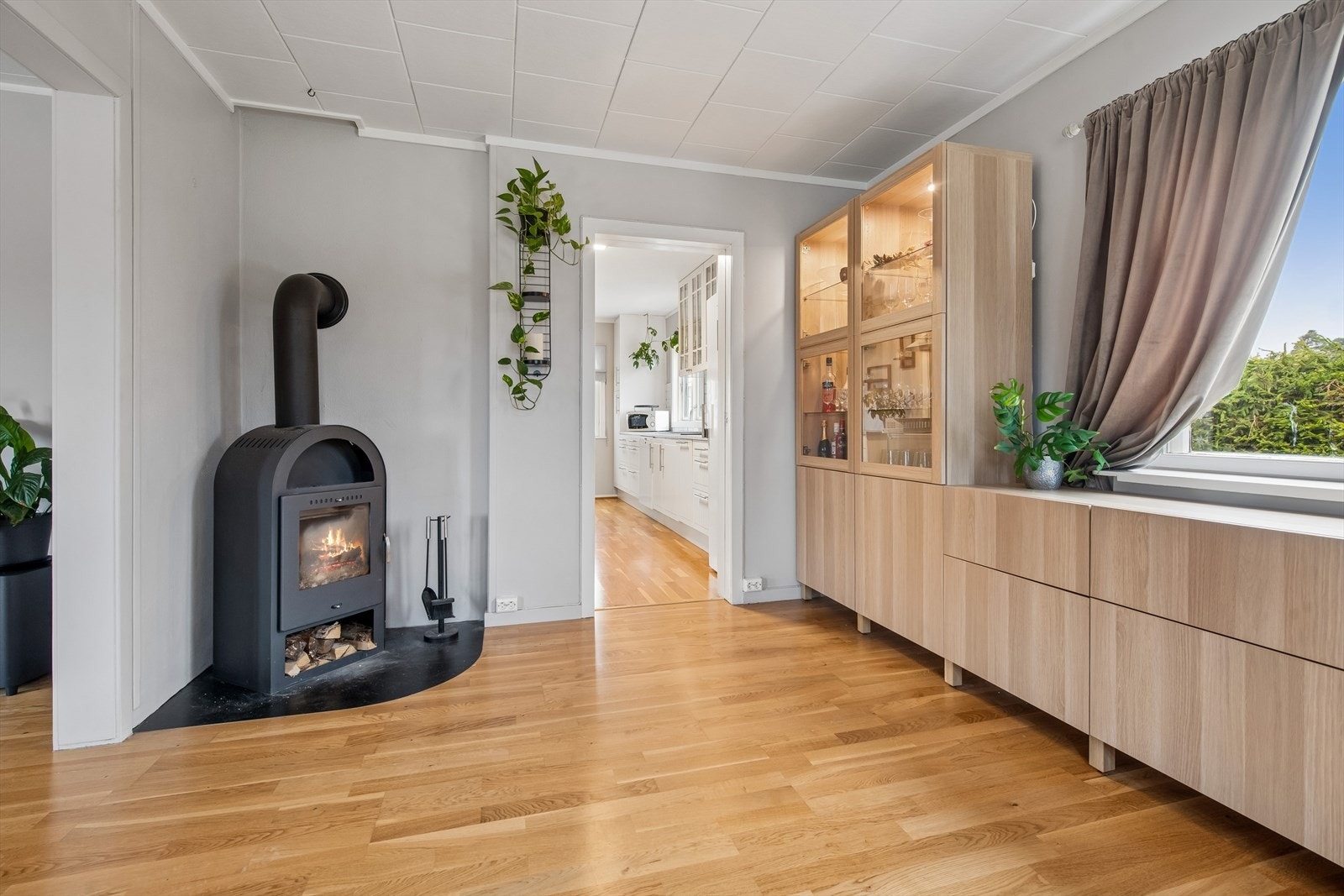 I stuen er det en moderne peisovn som gir god stemning og fin innetemperatur på kjølige høst- og vinterkvelder. Galleribilde