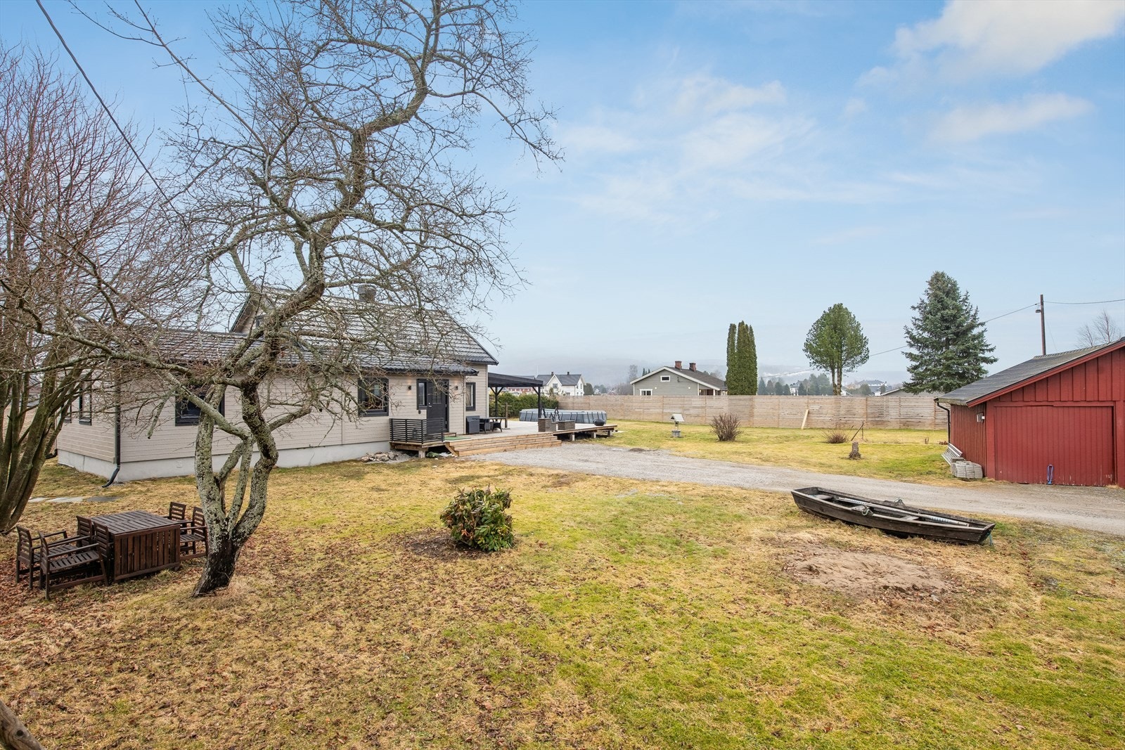 Stor, flat tomt med gode solforhold. Galleribilde