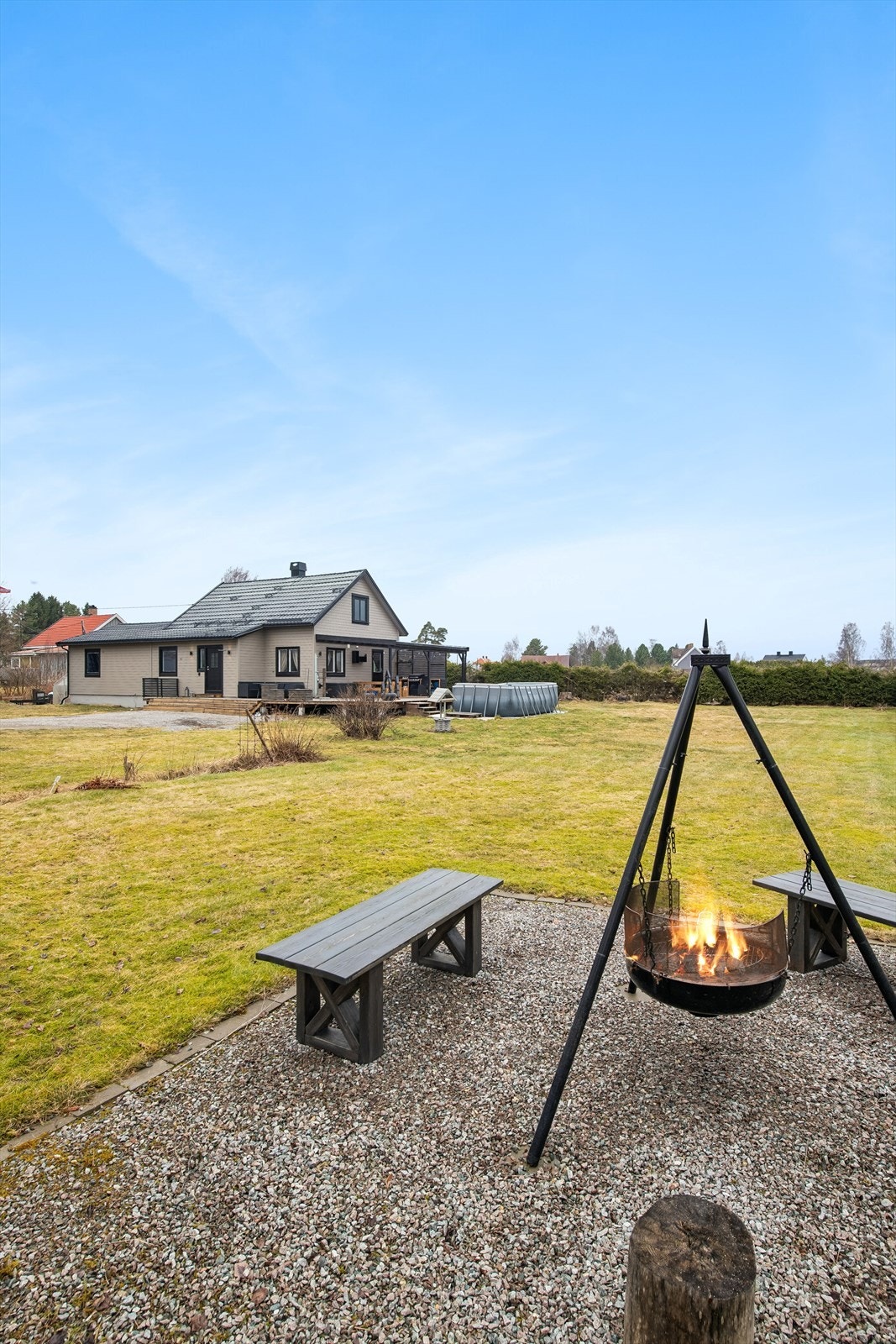 I den store hagen er laget i stand en hyggelig bålplass. Galleribilde