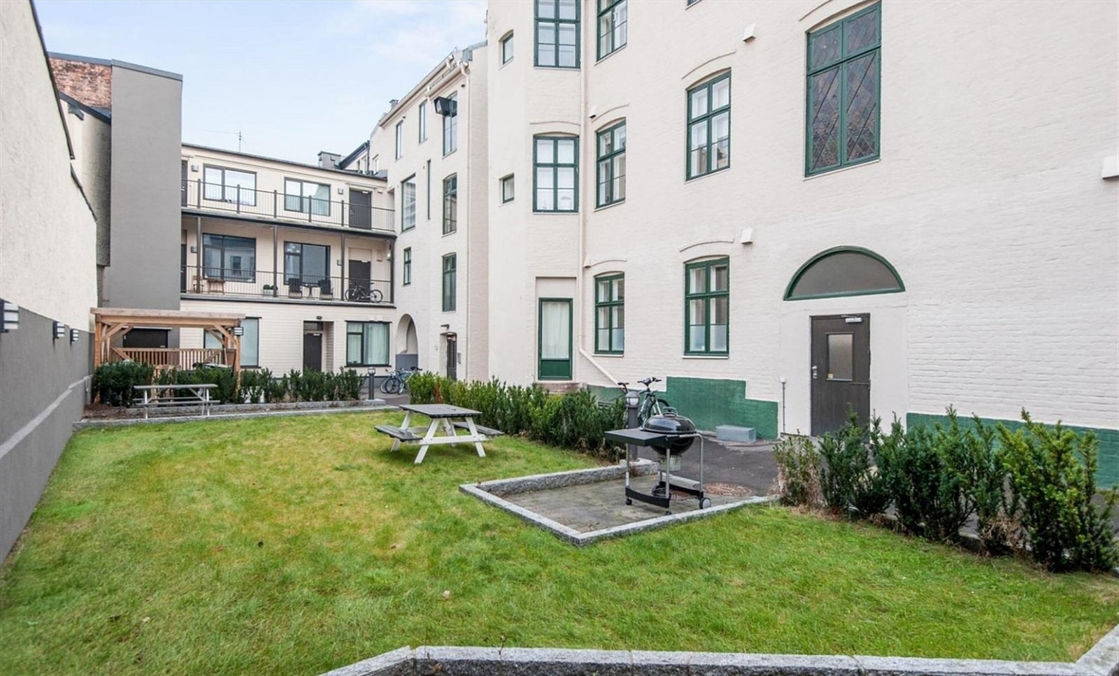 Hyggelig bakgård Galleribilde