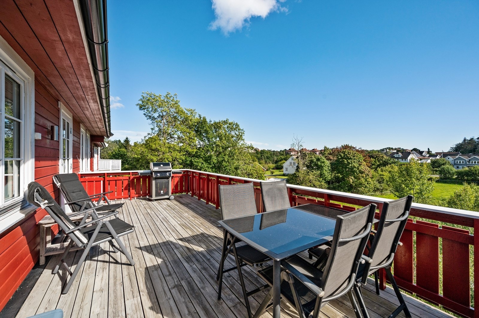 Verandaen er stor og har fint utsyn over nærområdene. Galleribilde