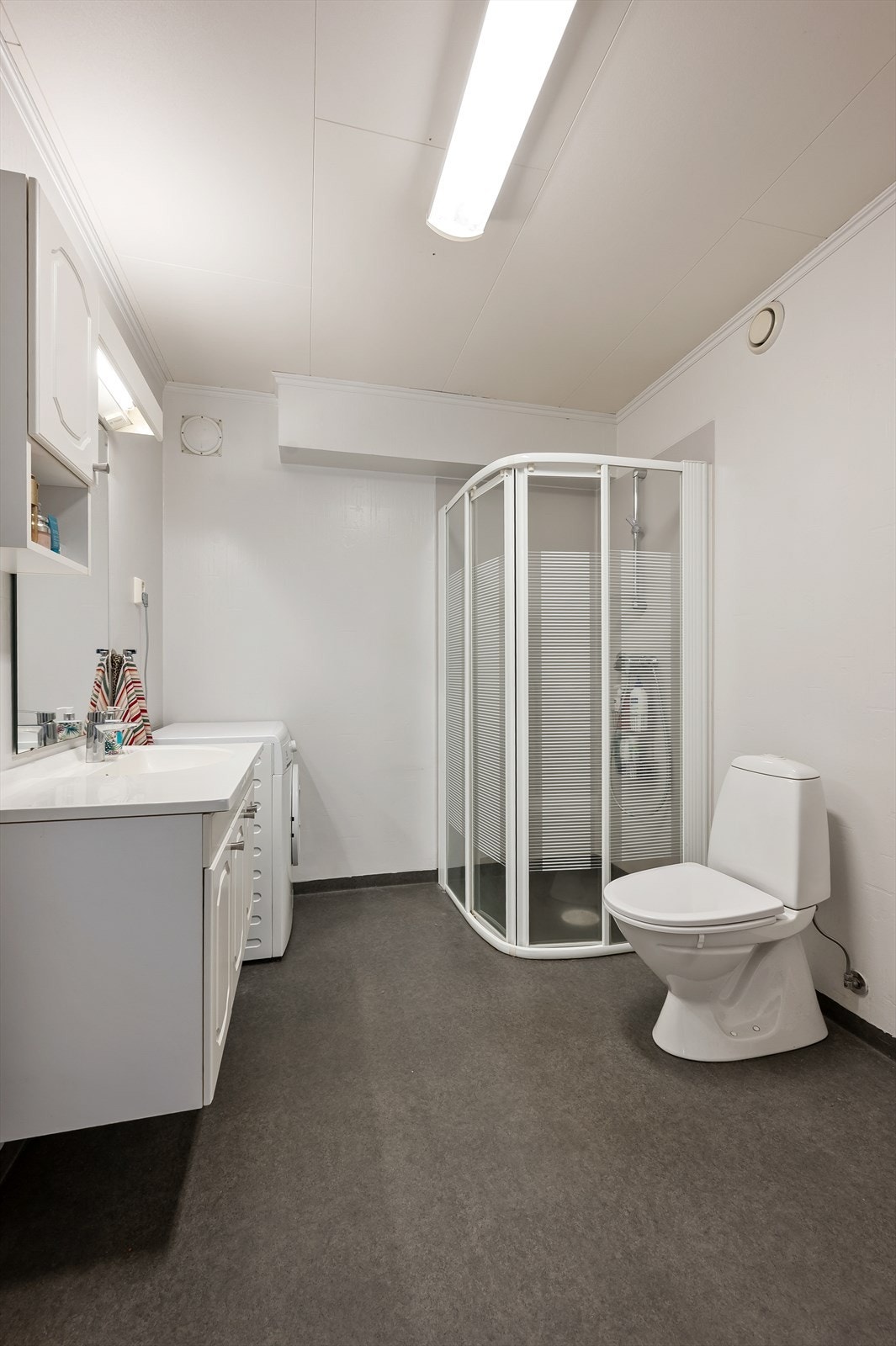 Bad i leiligheten. Galleribilde