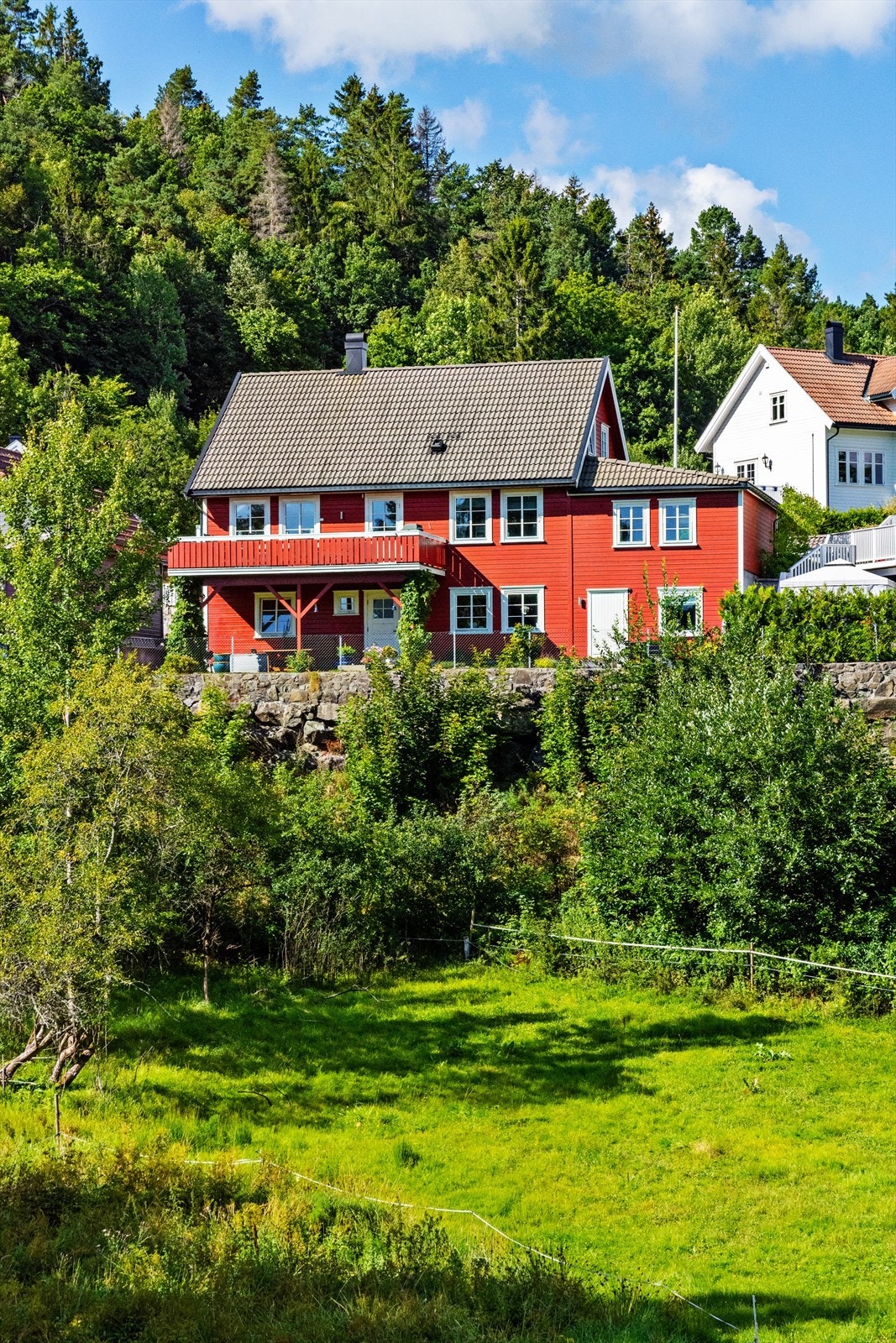 Boligen ligger høyt og fritt i Bieveien med fint overblikk over nabolaget. Galleribilde