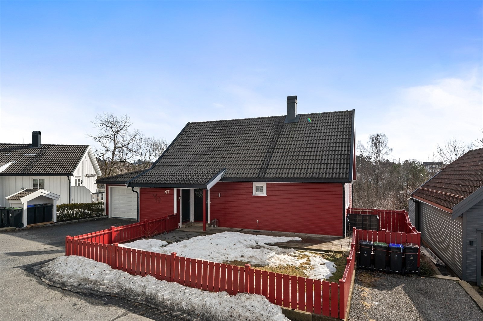 Inngjerdet plenareal og platting ved inngangsparti. Galleribilde