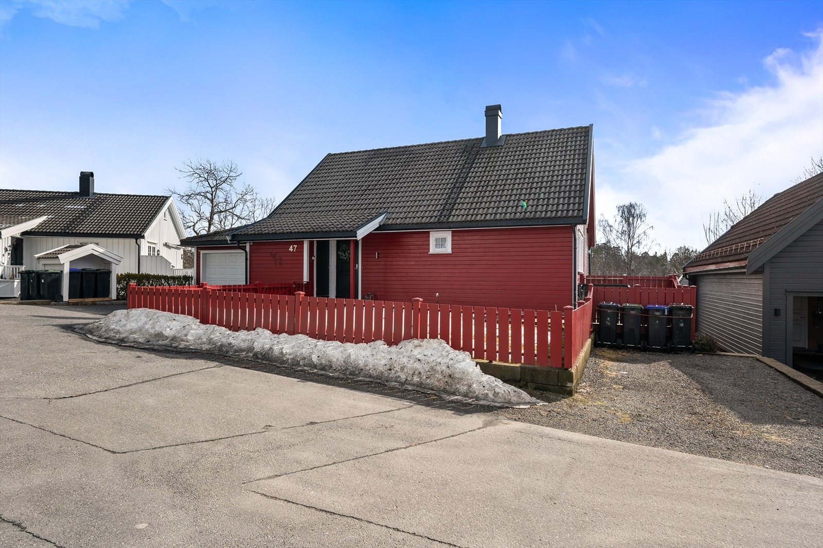 Egen parkeringsplass til leiligheten. Galleribilde