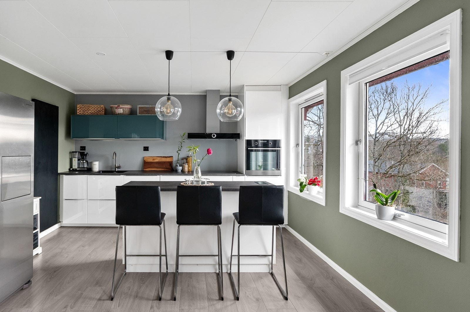 Kjøkkenøy med spiseplass. Fra kjøkkenet har man dør inn til romslig matbod, perfekt for tørrvarer. Galleribilde