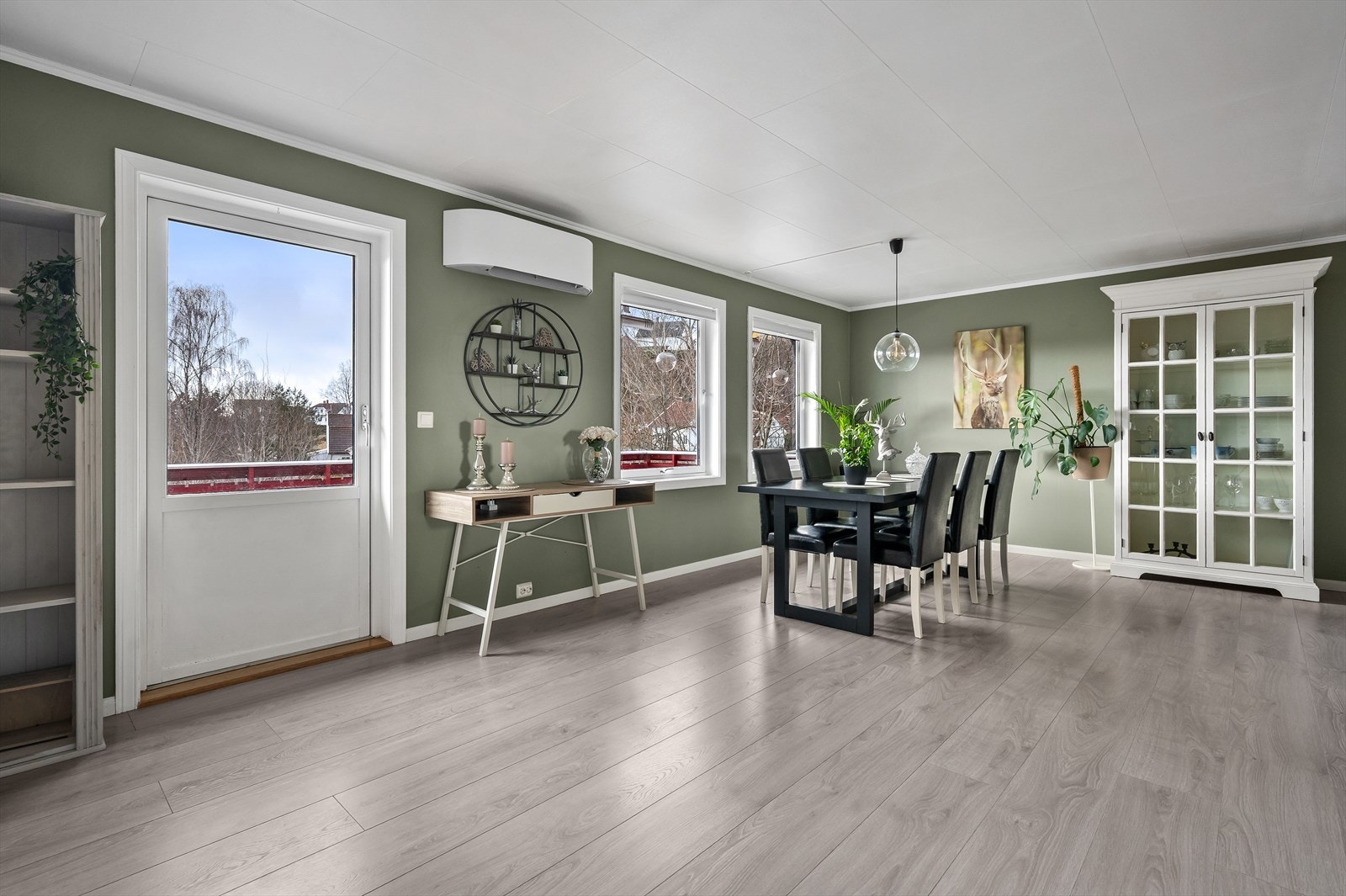 Stor stue med god plass til spisebord. Utgang til veranda. Nyere varmepumpe. Galleribilde