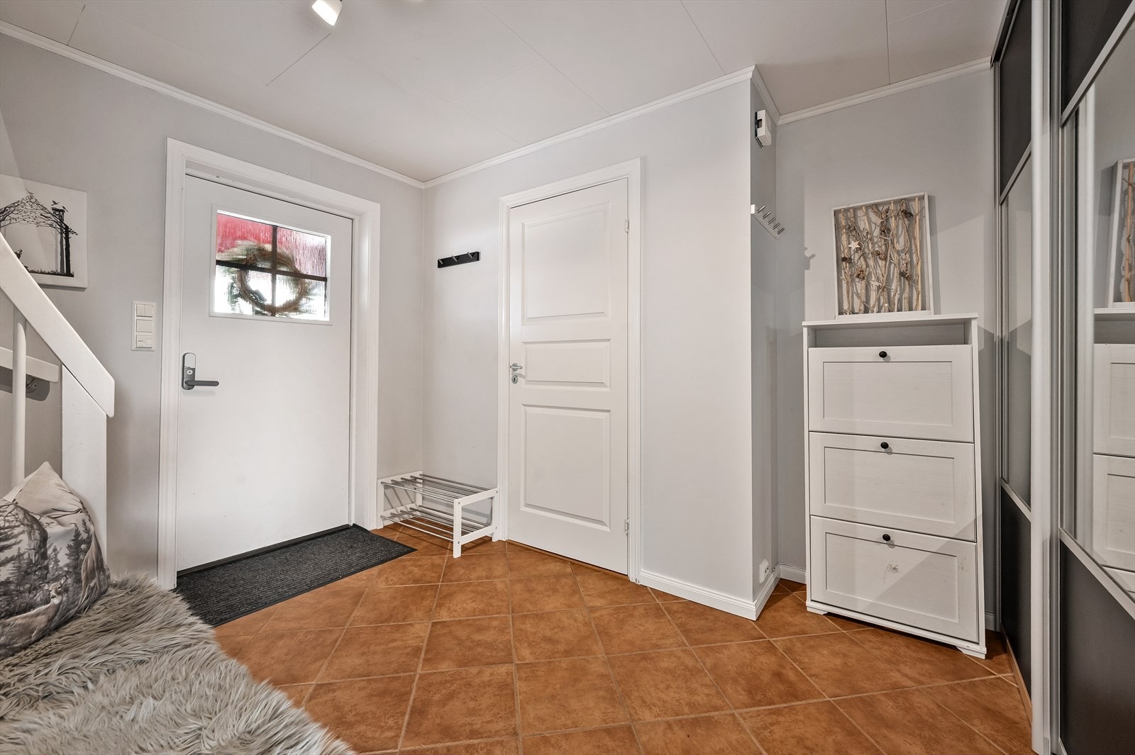 Gang med adkomst til bod. Stor skyvedørsgarderobe. Galleribilde