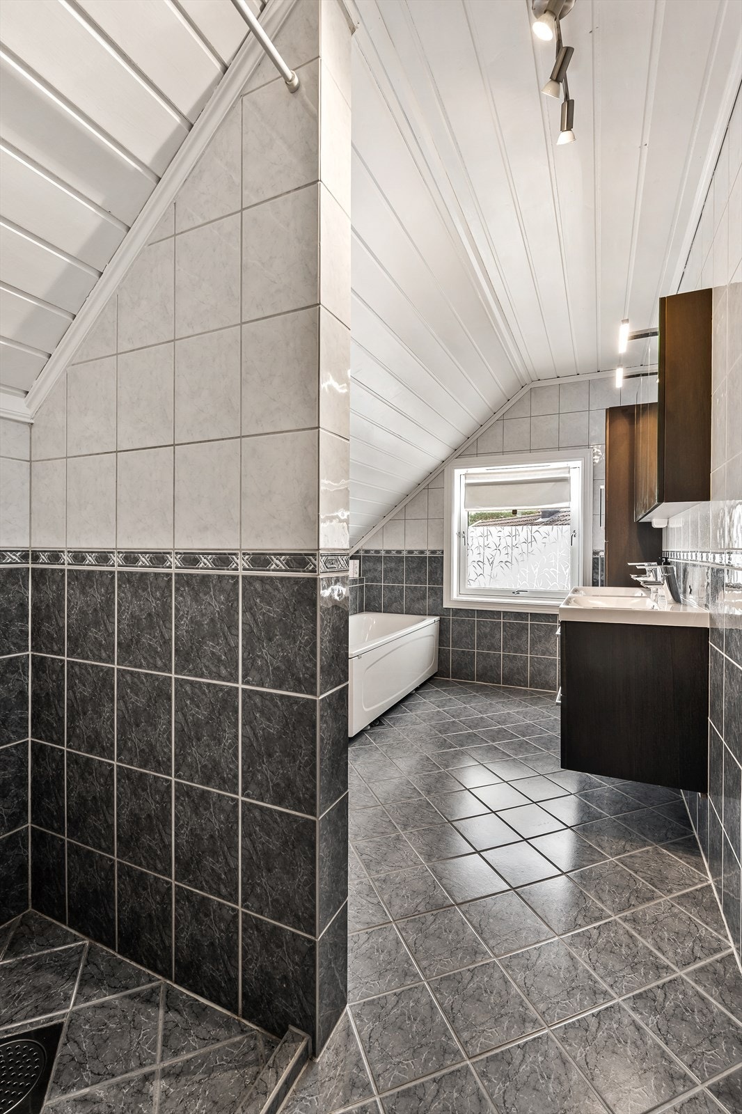 Dusjnisje på badet i loftetasjen. Galleribilde