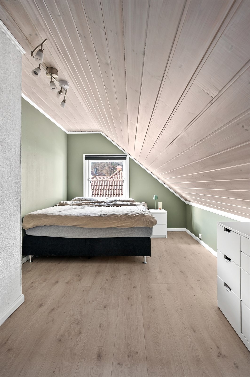 Det er tre soverom i loftsetasjen. Galleribilde