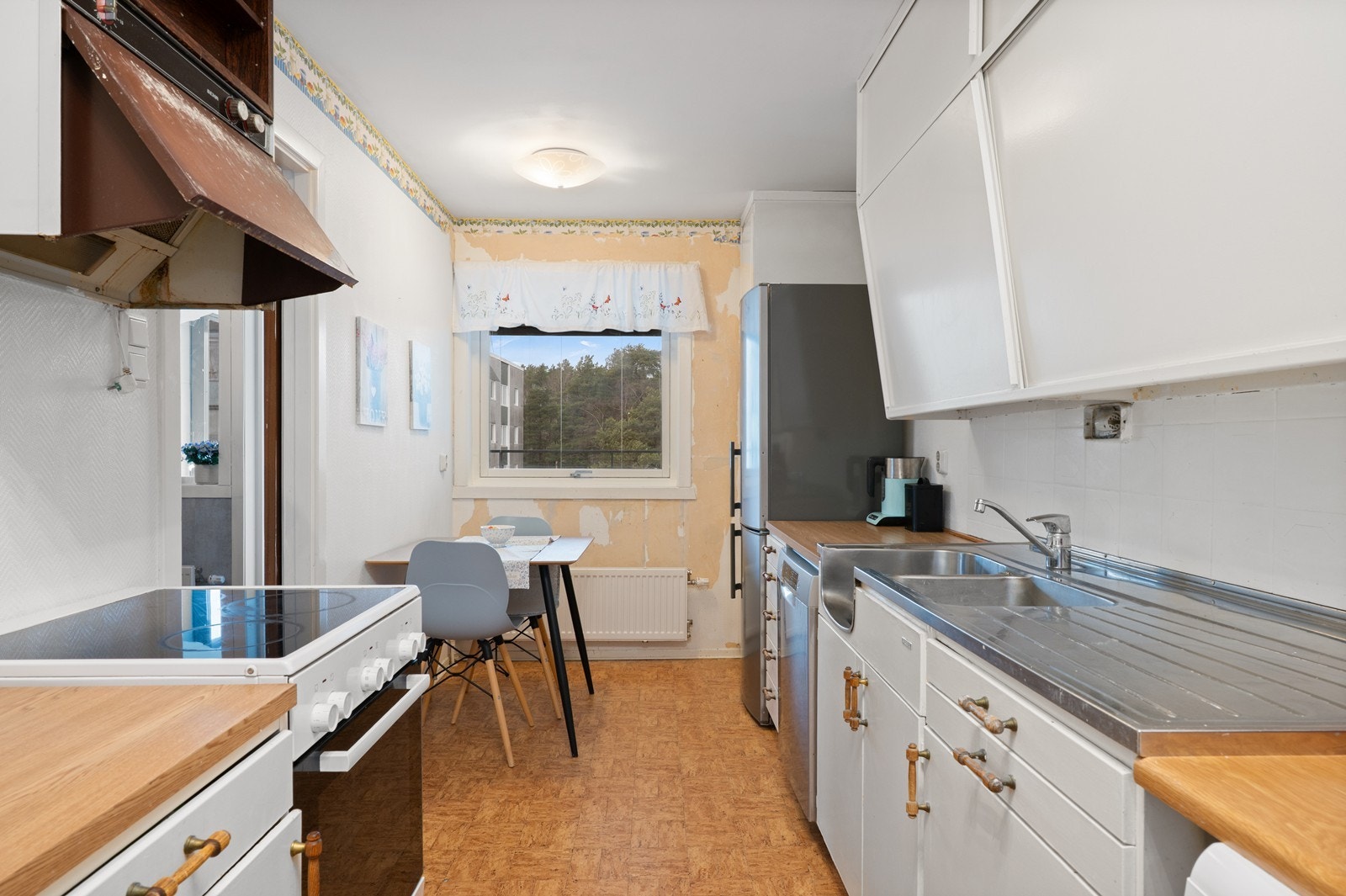 Over kokesonen er det montert en eldre ventilator, som er defekt og må byttes. Kjøkkenet har generelt et moderniseringsbehov. Galleribilde