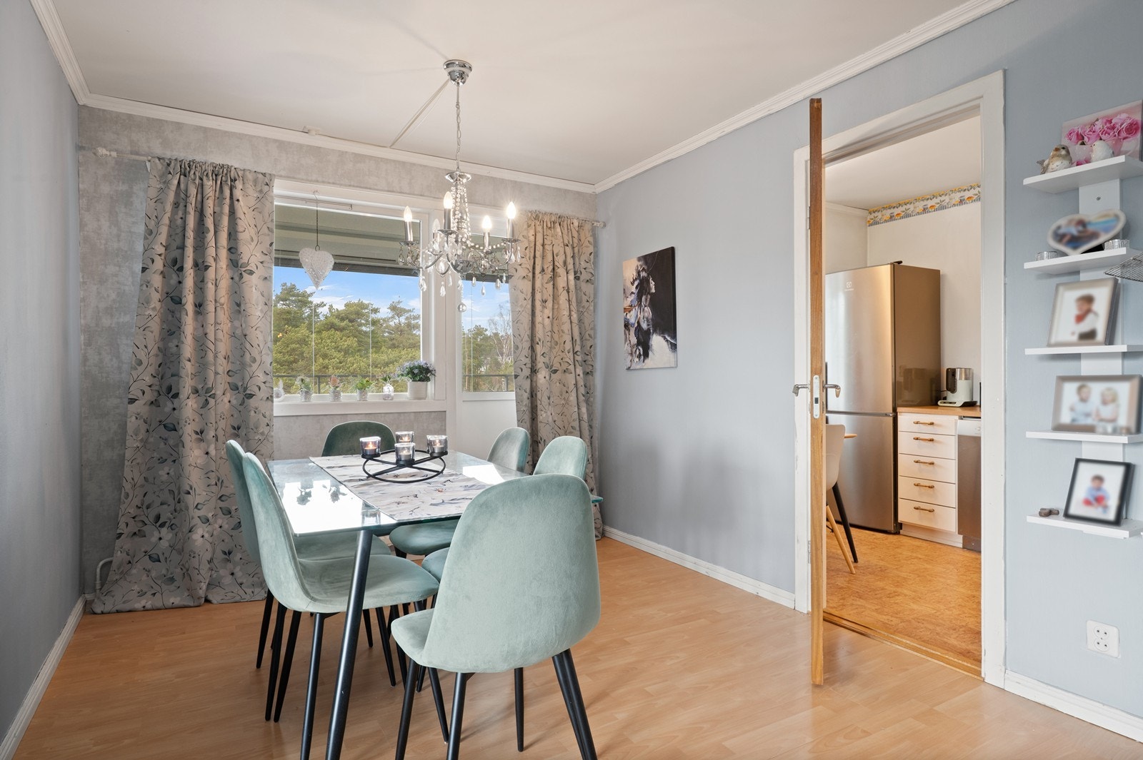 Spisestuen er naturlig plassert nærmest kjøkkenet. Galleribilde