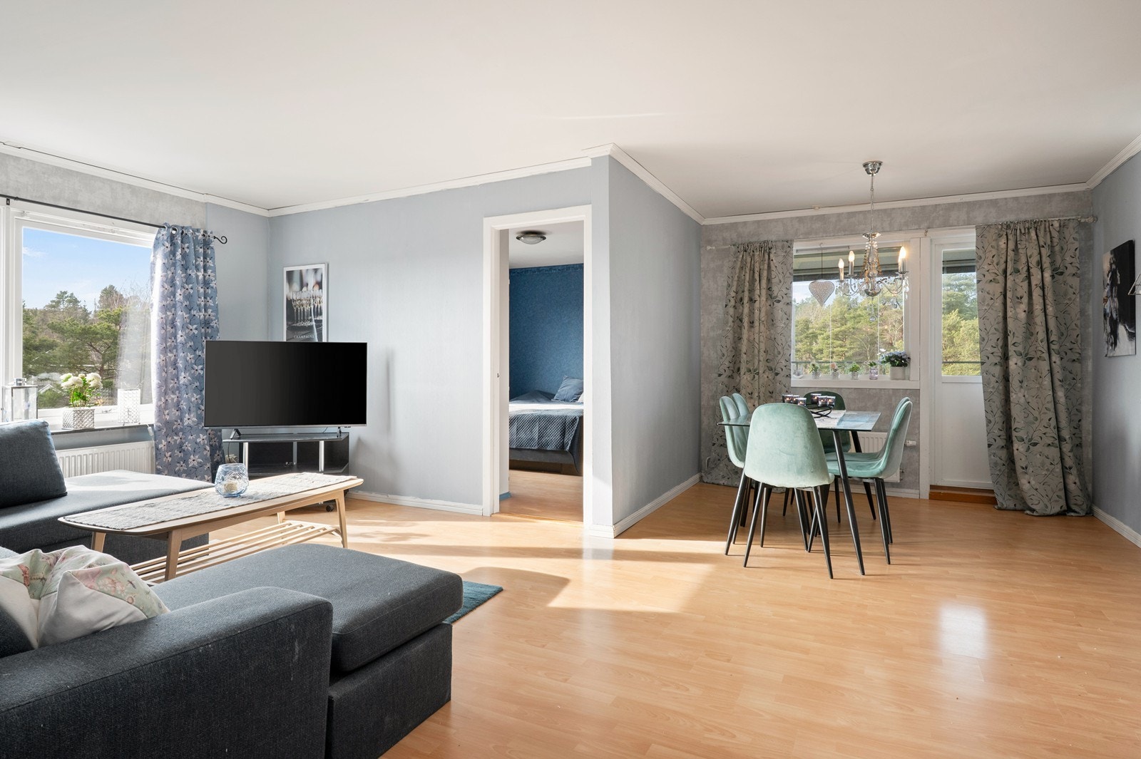 Fra spisestuen er det direkte utgang til den romslige, innglassede balkongen. Et av boligens tre soverom har inngang i fra stuen. Galleribilde