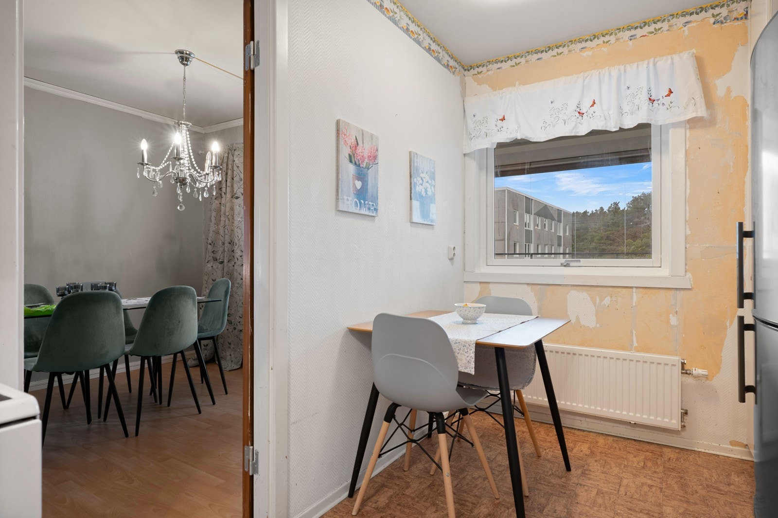 Det er plass til en liten spiseplass for to på kjøkkenet. Galleribilde