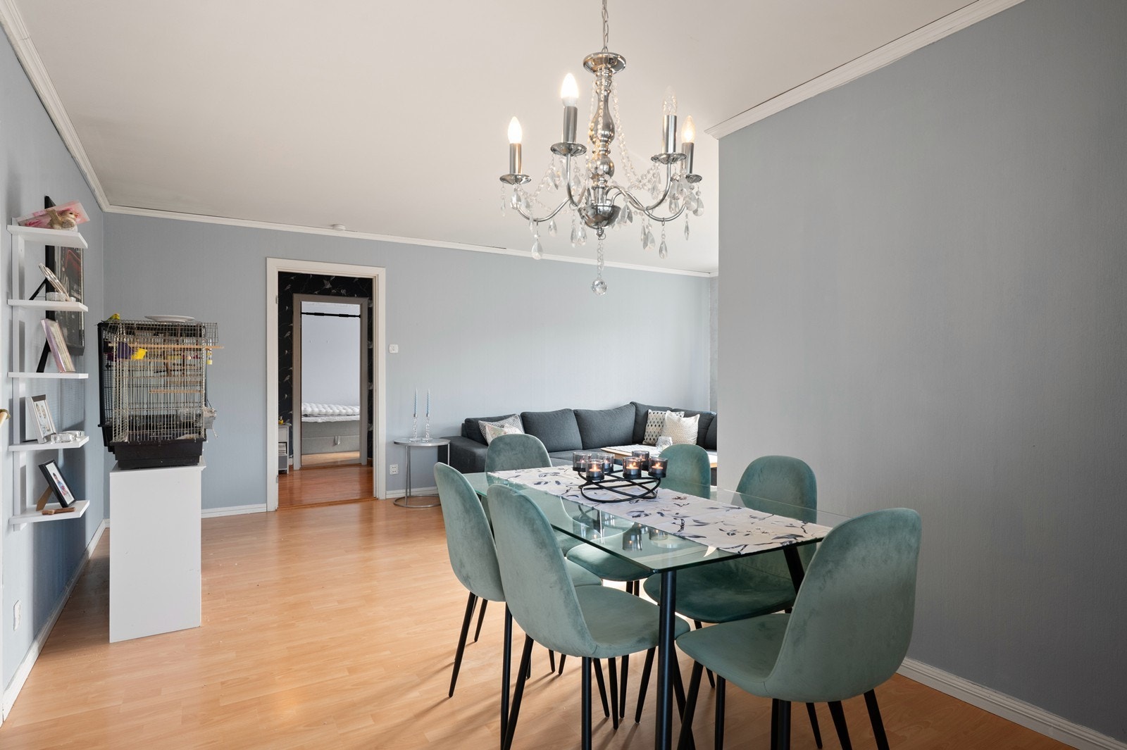 Den åpne løsningen mellom stue og spisestue skaper en helthetlig sosial sone. Galleribilde