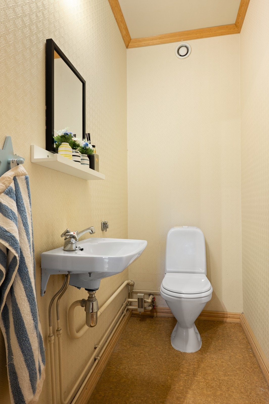 I tillegg til badet har leiligheten et separat toalettrom gulvmontert wc og enkel servant. Overflatene er av eldre dato. Galleribilde