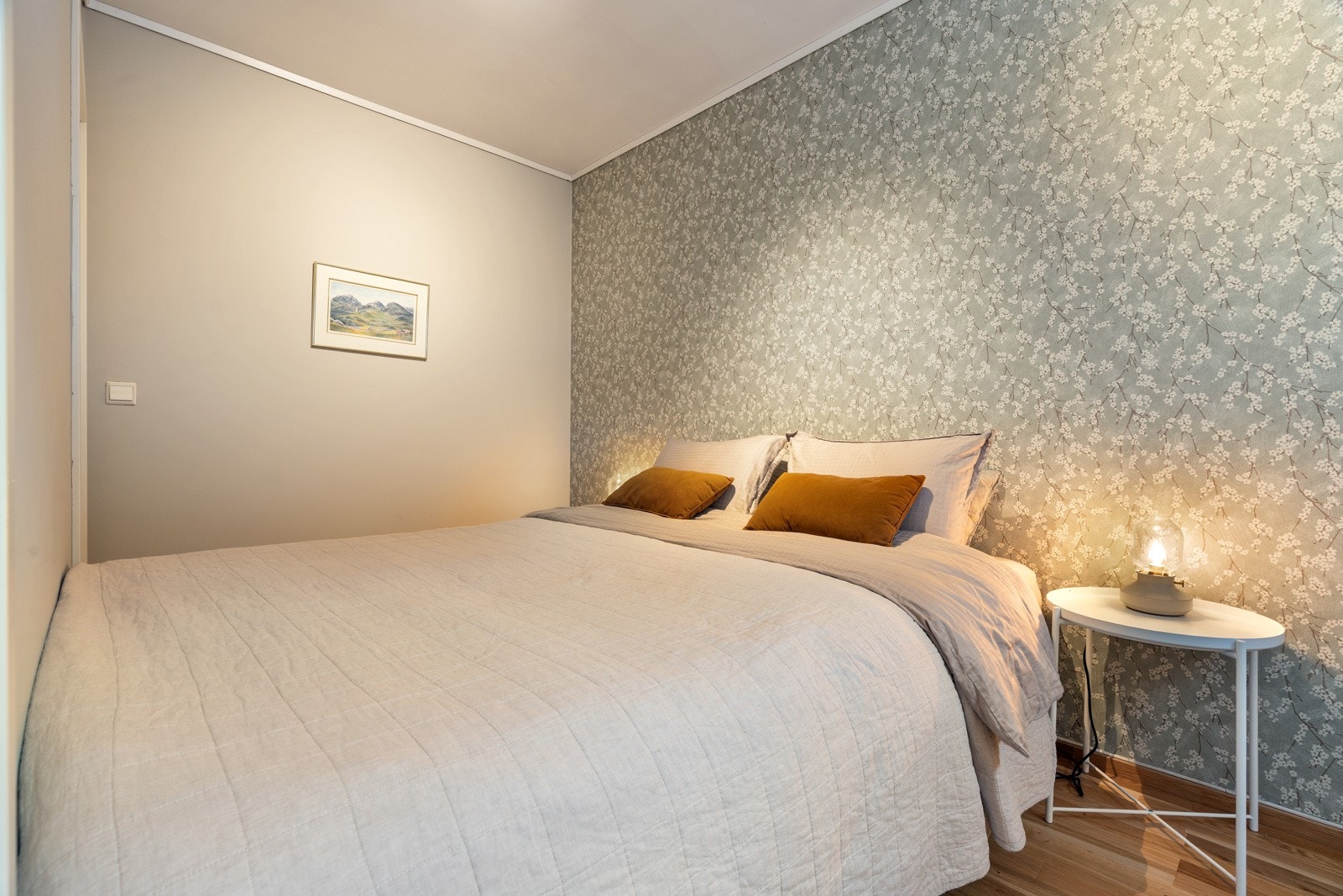 Soverommet er av god størrelse og har plass til seng, nattbord og kommode