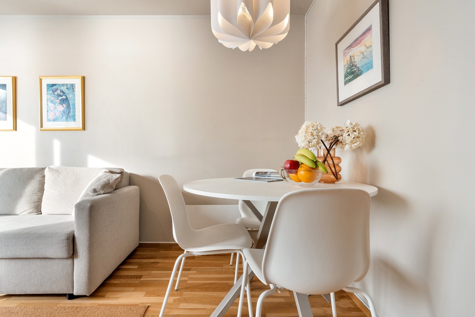 Spiseplassen har sin naturlige plass like ved kjøkkenet