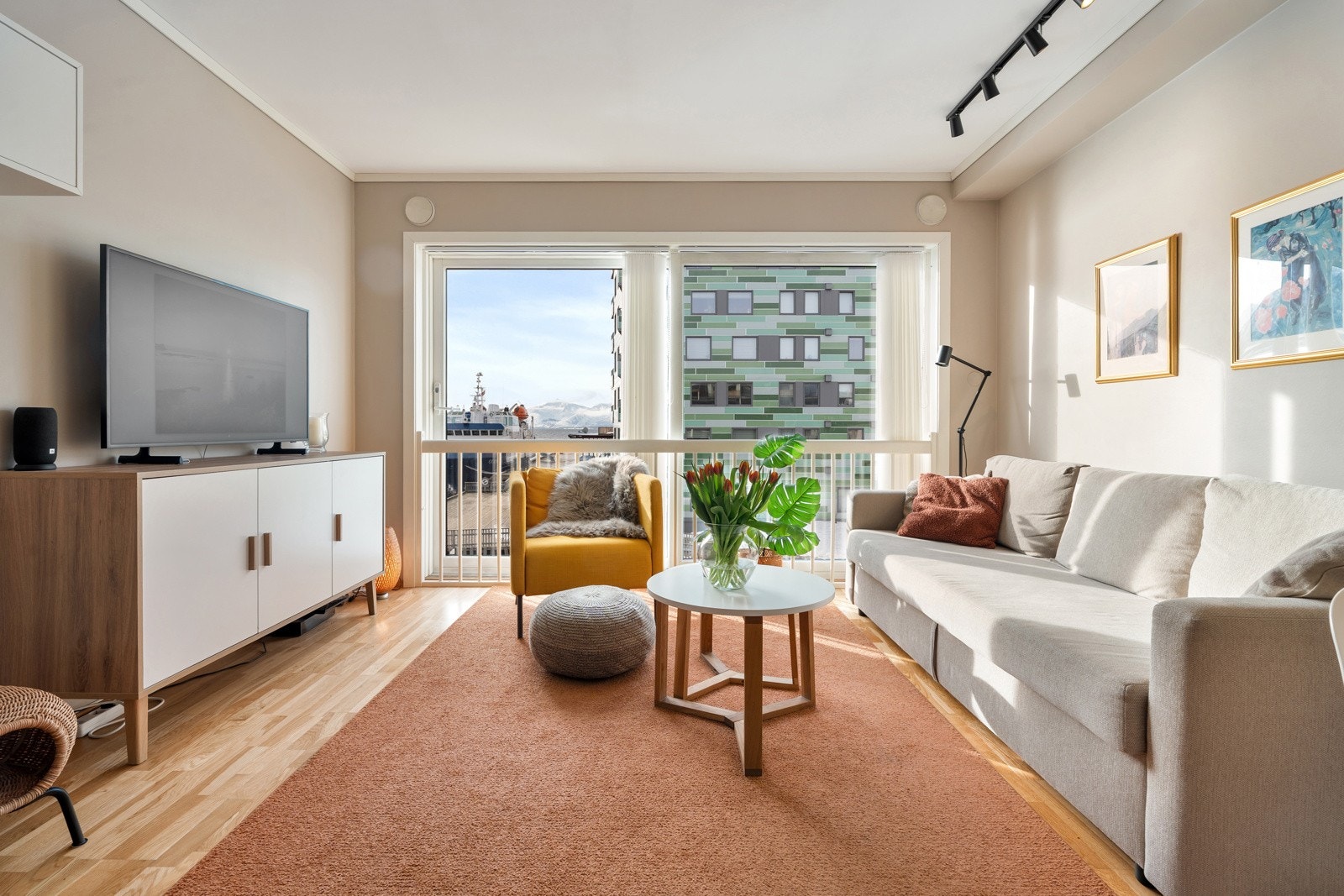 Fransk balkong med skyvedør, som kan åpnes opp på de varmeste sommerdagene