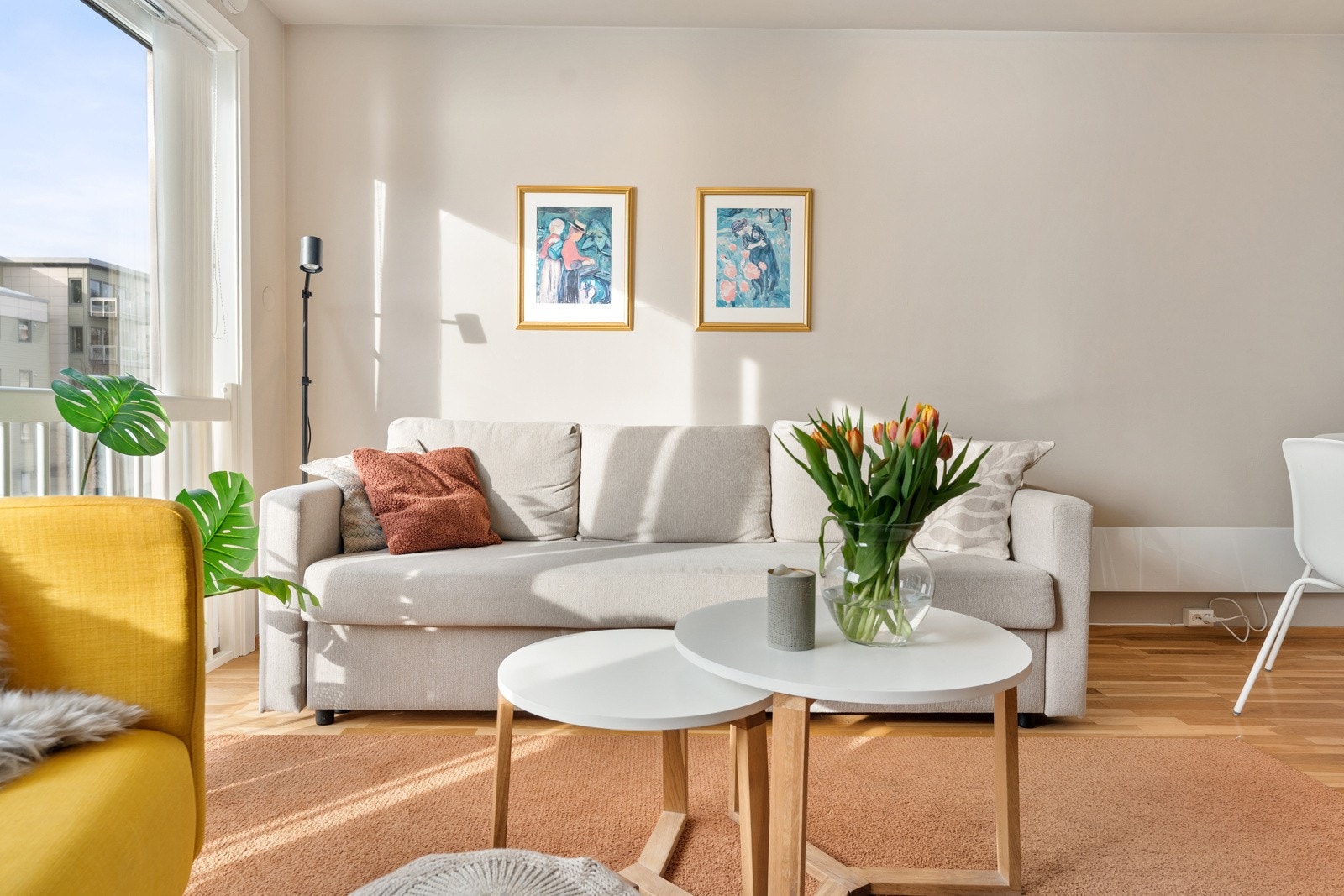 Lys og innbydende stue med store vindusflater som gir lysinnslipp