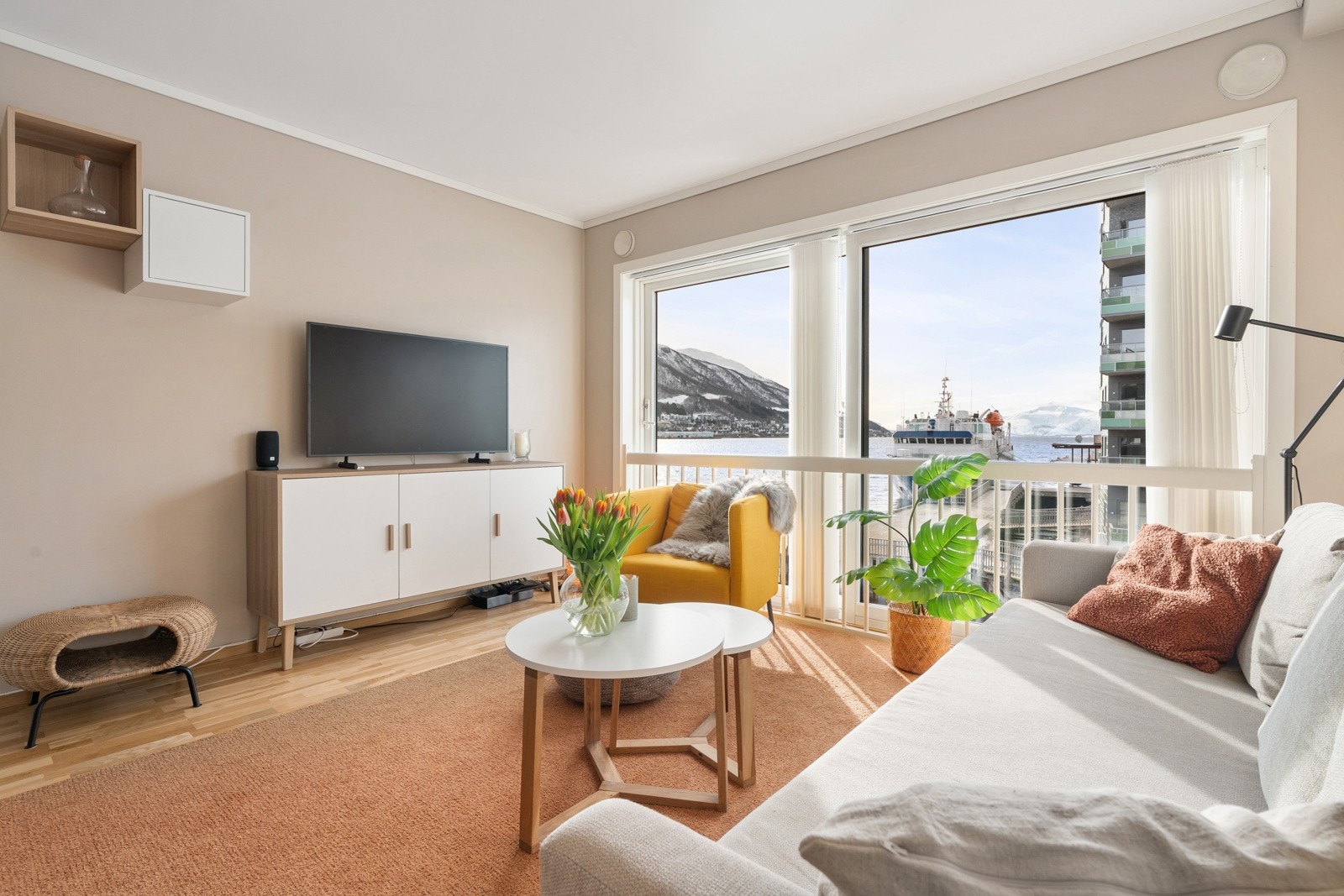 Urban og sentral 2-roms med sjøutsikt, god planløsning og attraktiv beliggenhet!