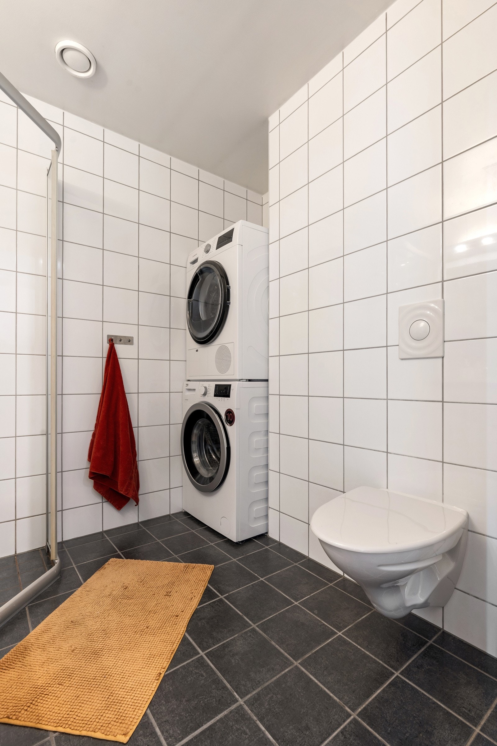 Videre har badet vegghengt wc, opplegg for vaskemaskin og plass til tørketrommel