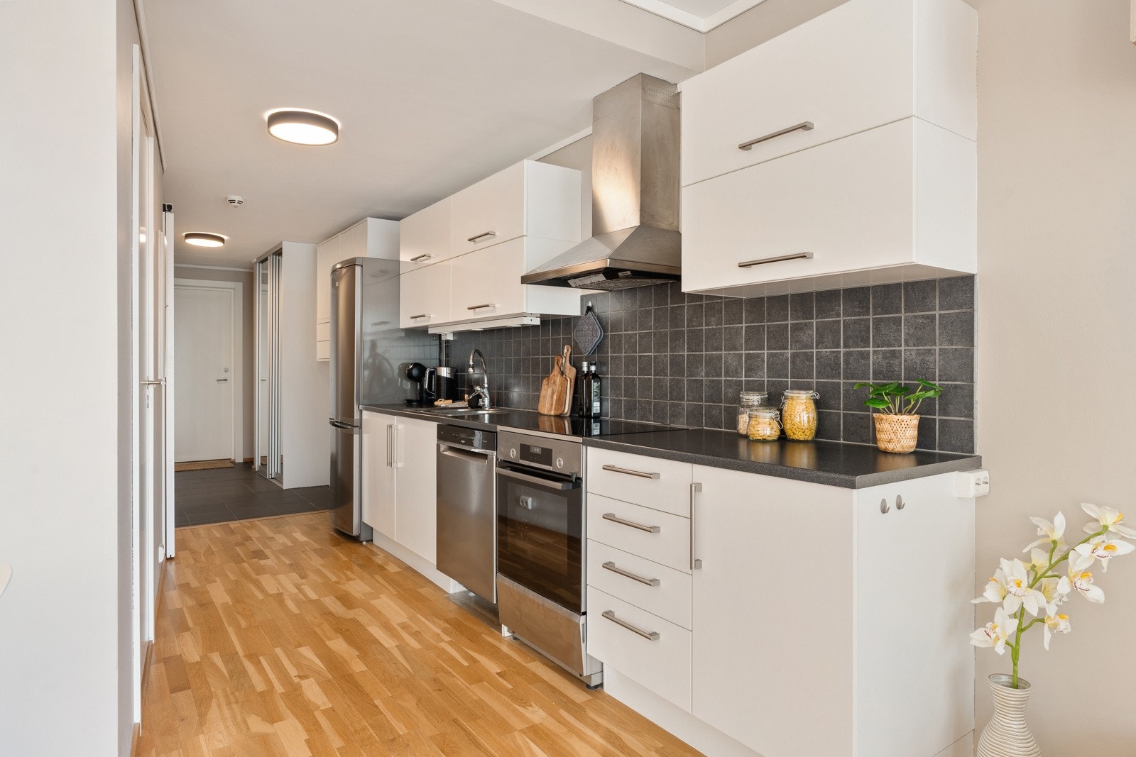 Kjøkkenet har en praktisk utforming og rikelig med skuffer og skapplass.