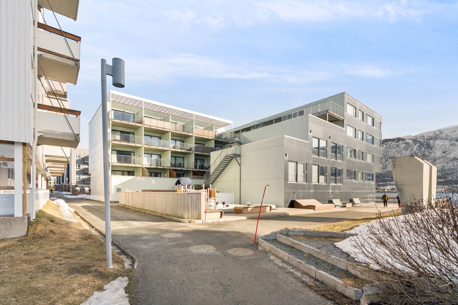 Leiligheten ligger i 3.etasje - mot sørvest. Det medfølger en sportsbod på 5 kvm