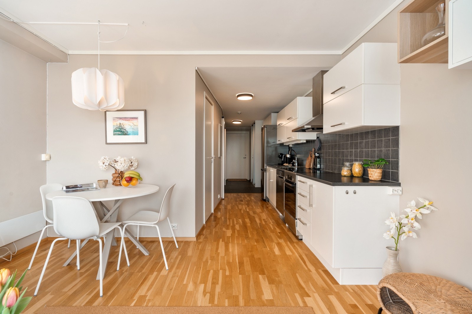 Det er åpen stue- og kjøkkenløsning, som skaper en god romfølelse.