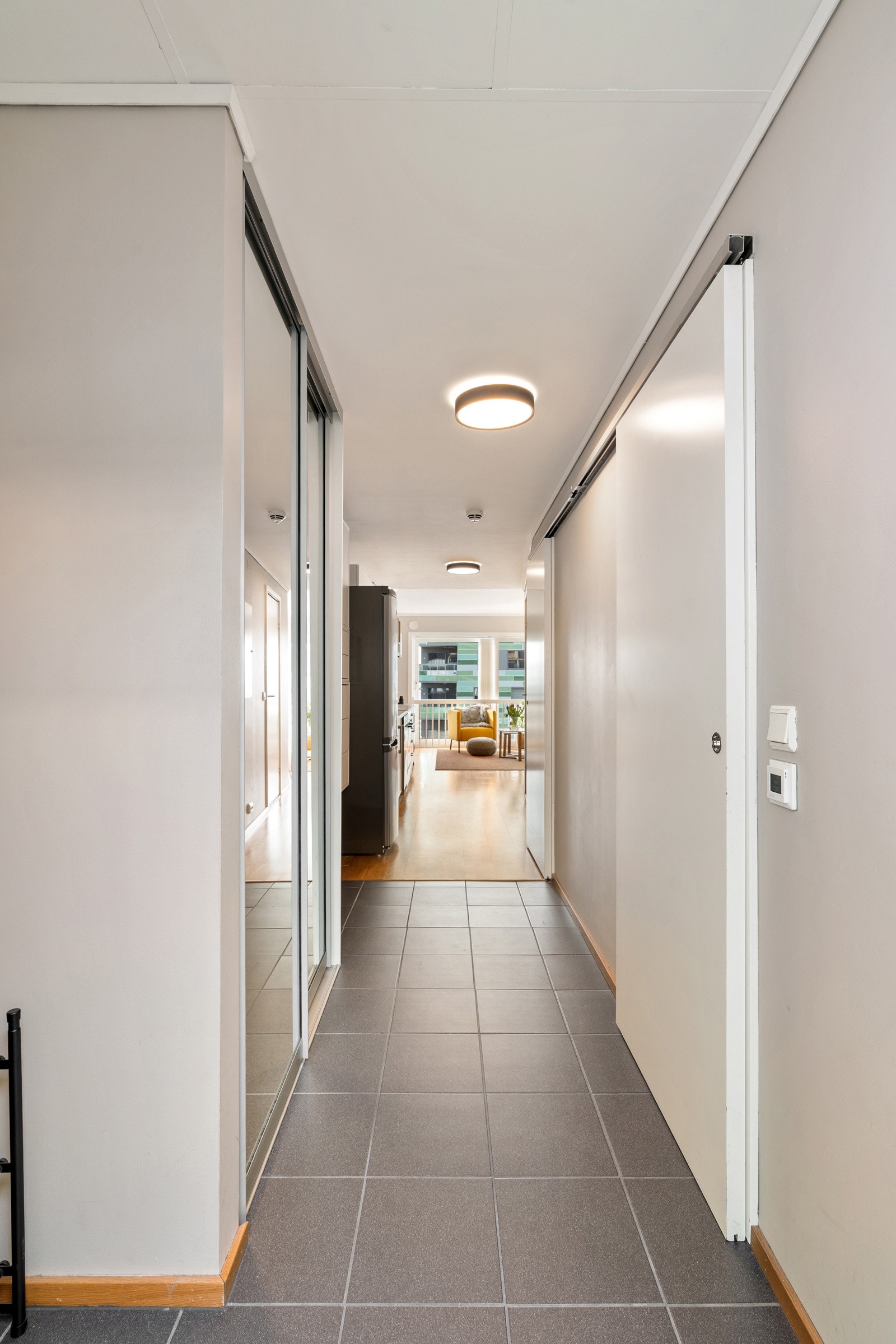 Velkommen inn! Romslig entré med fliser på gulv og gulvvarme