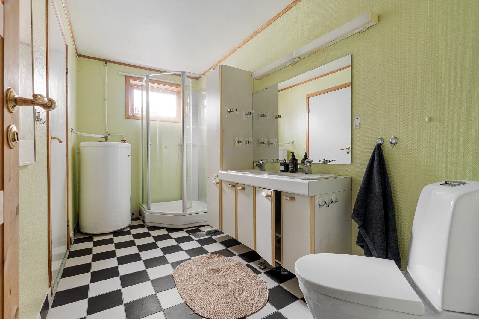 Det andre badet er i kjeller, og har fliser på gulv, gulvvarme og dusjkabinett. Det er eget varmtvannsbereder og sikringsskap til kjeller.