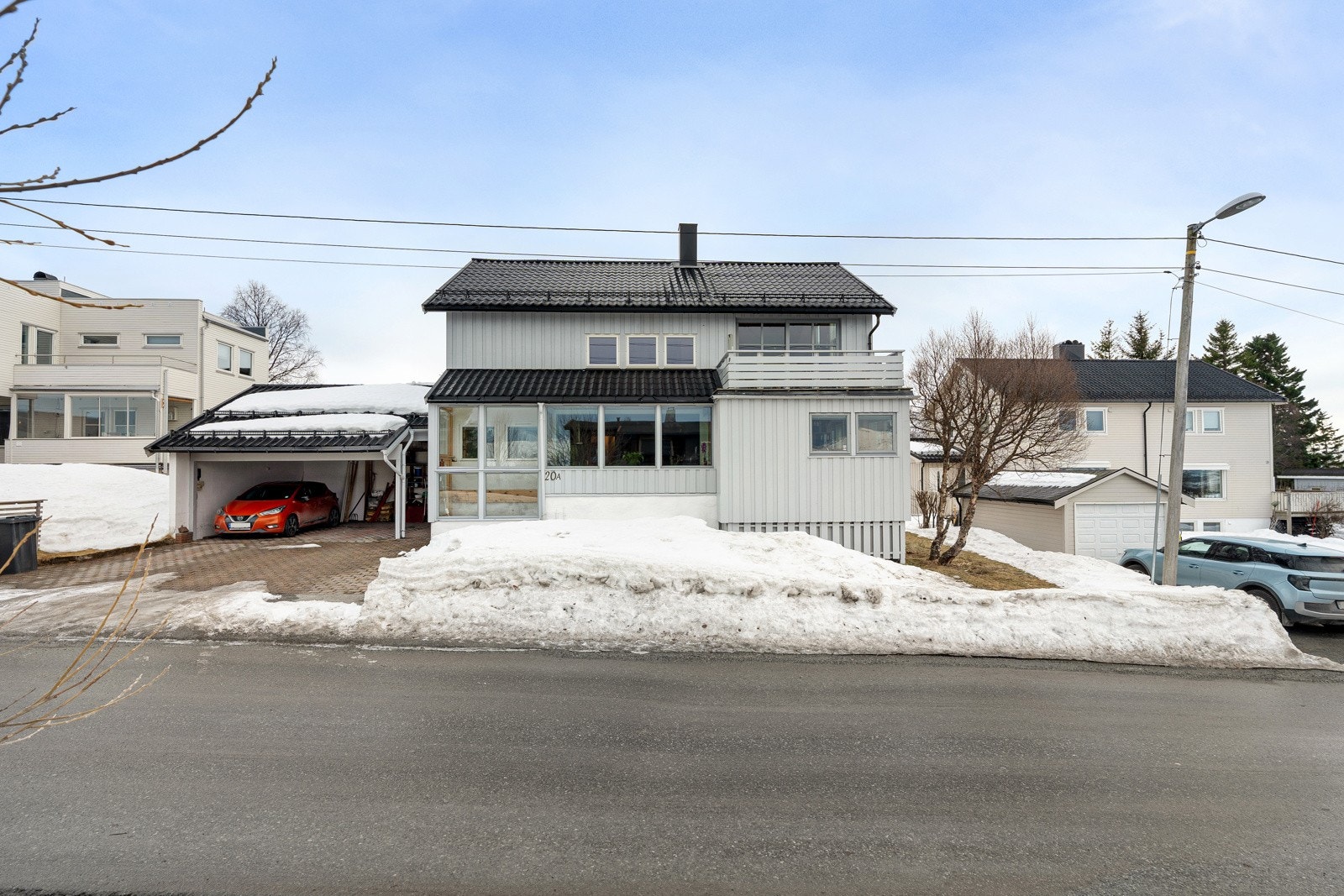 Parkering i carport og på egen tomt. Oppkjørselen er oppvarmet, slik at man slipper snømåkking på vinterstid.