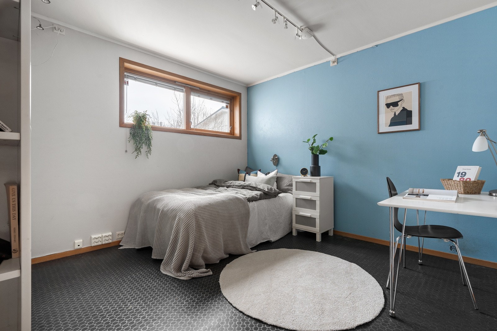 Soverom 2 i kjeller med malte veggoverflater, gulvbelegg og gulvvarme. Nye vinduer i 2000