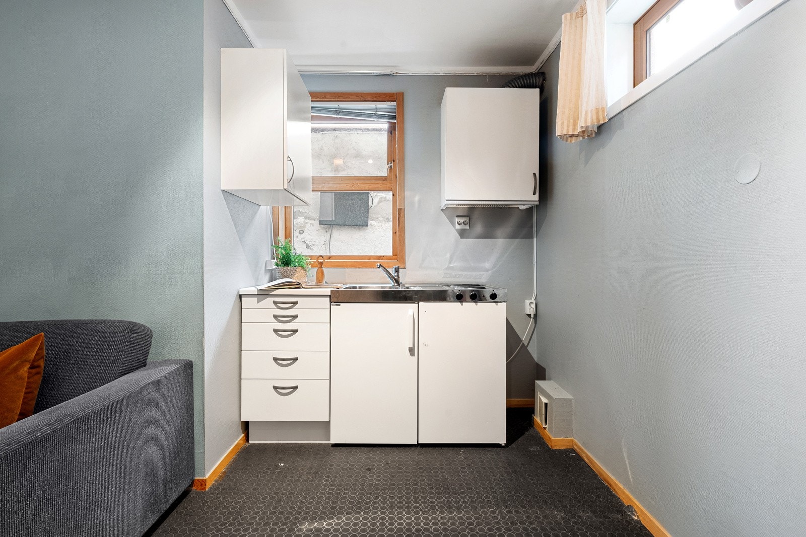 Soverom 3 i kjeller med hybelkjøkken. Det er gulvvarme på dette rommet.