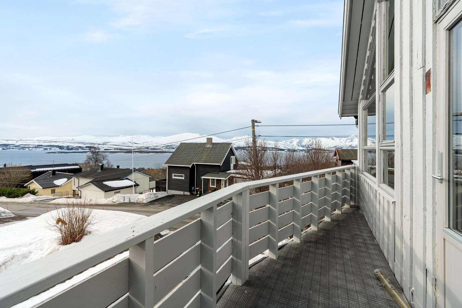 Flotte uteområder hvor godværsdagene kan nytes! Stor sørvendt balkong med utgang fra stue i andre plan