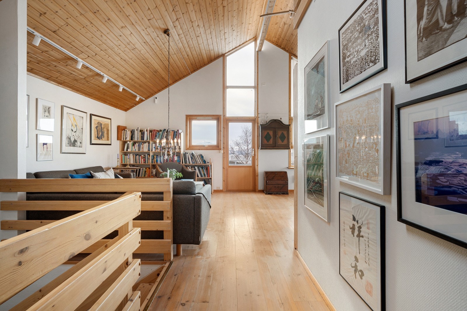 Det er høyt under taket og nyere belysning i himling.