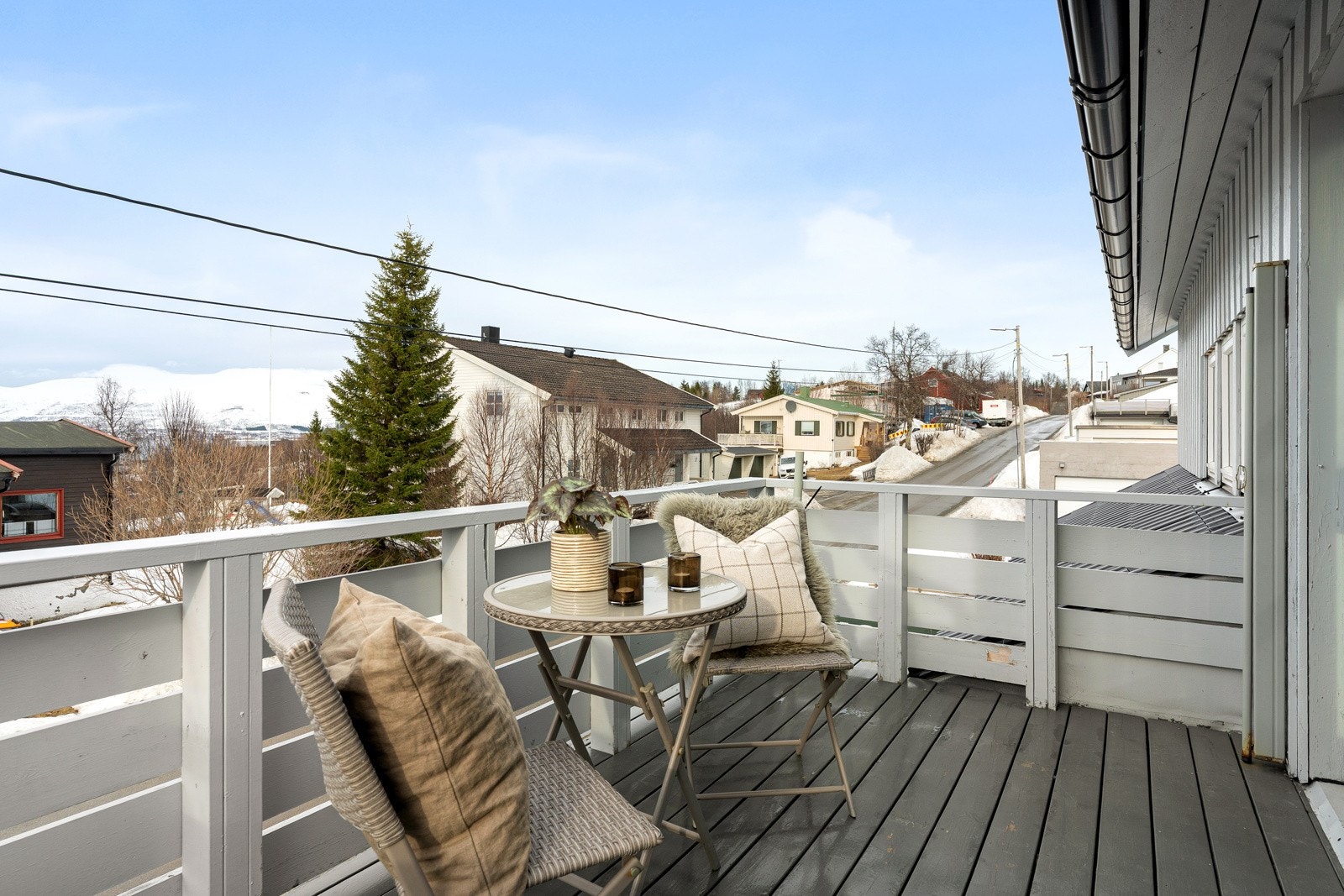 Den andre balkongen er vestvendt og har også utgang fra stue i andre plan. Det er god plass til hagemøbler og grill