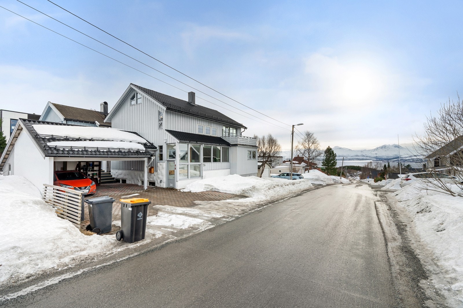 Her bor du fint til i et rolig og attraktivt område med kort vei til busstopp og det meste du trenger i hverdagen!