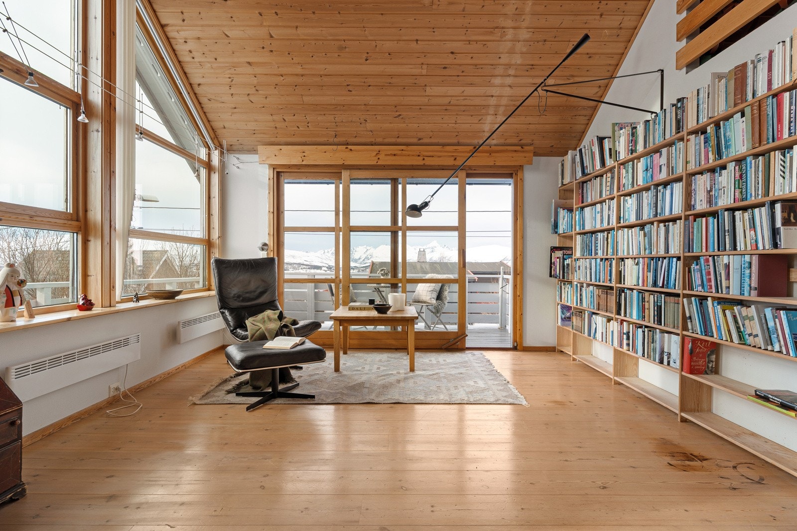 Boligen har to innbydende stuer! Stue i andre plan med god utforming og store vinduer som bevarer den flotte utsikten.