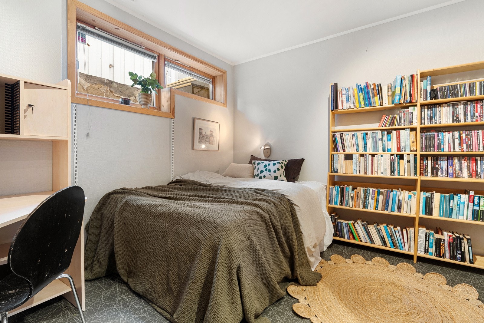 Bod i kjeller som er innredet som soverom (ikke godkjent/søkt om bruksendring). Det er gulvbelegg, gulvvarme og nye vinduer i 2000