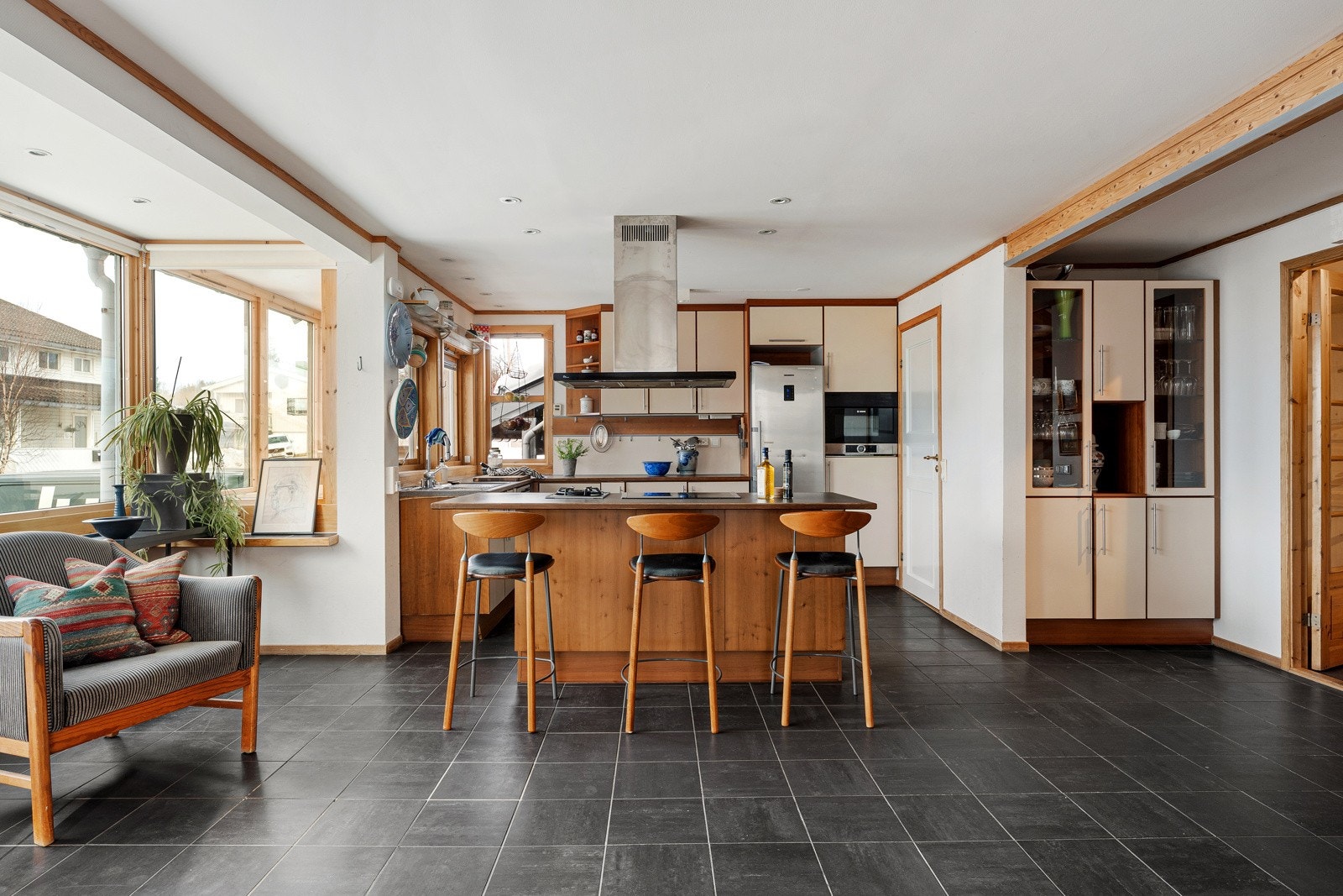 Det er åpen stue- og kjøkkenløsning, som skaper et fantastisk allrom for hele familien.