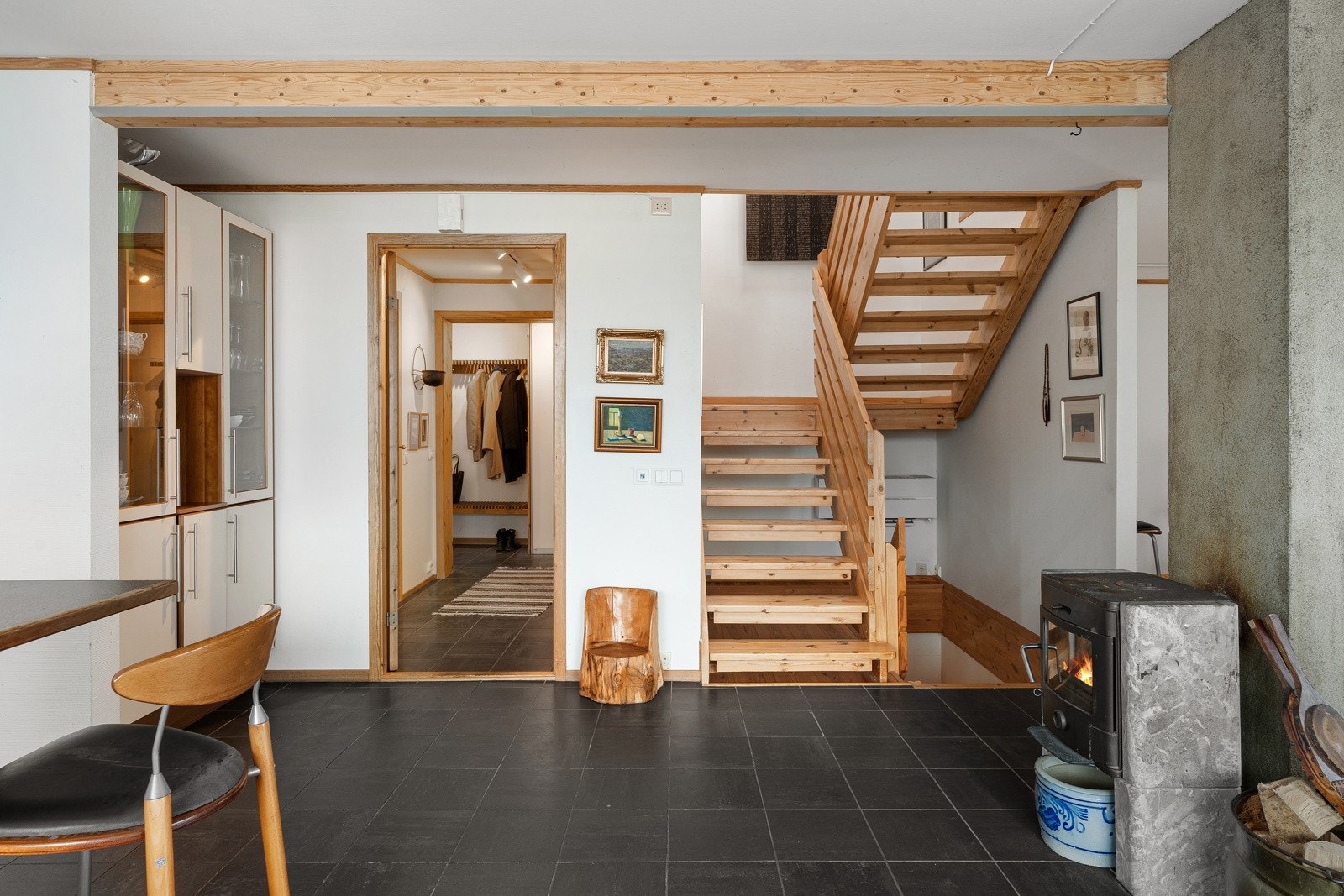 Det er innvendig trapp mellom etasjene