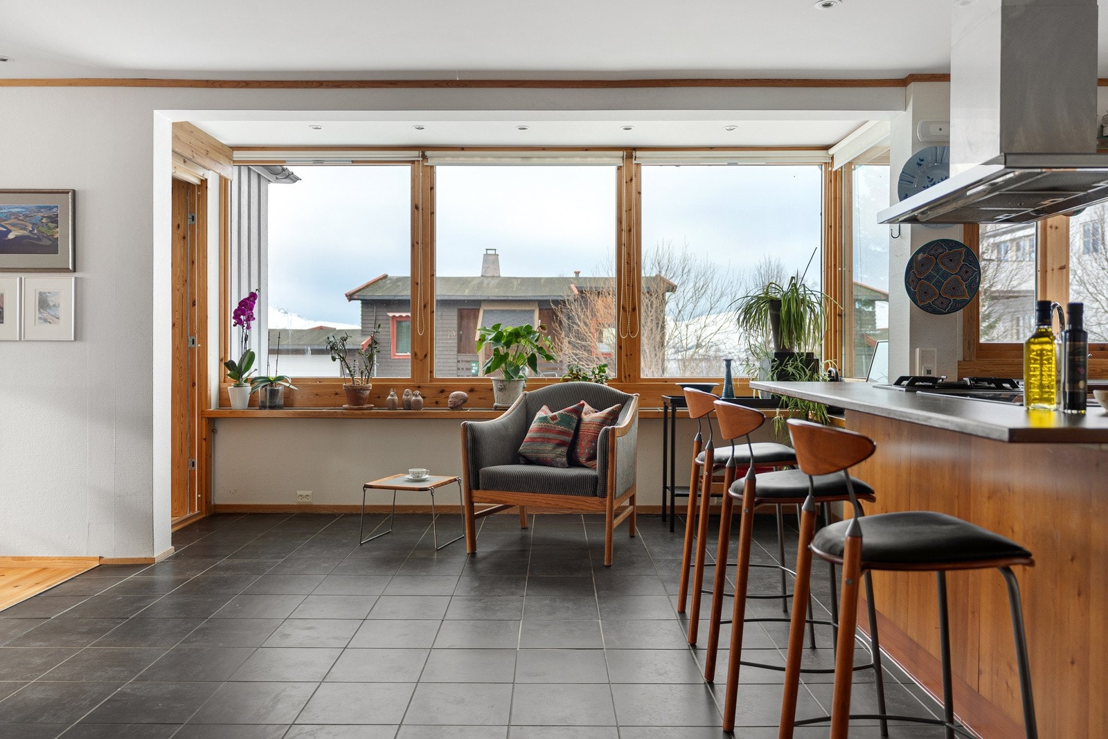 Vinterhage med fliser på gulv, gulvvarme og innfelte downlights i himling.