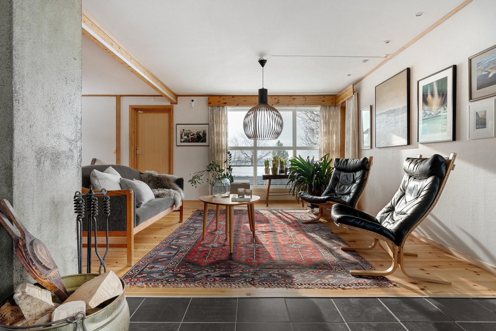 Store vinduer i tre himmelretninger som gir gode lysforhold