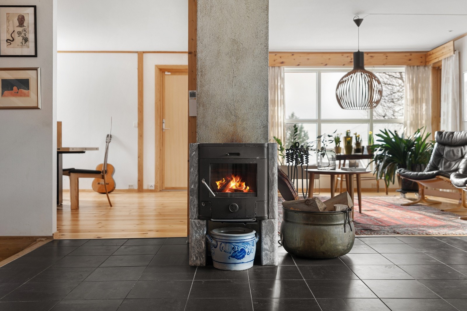 Vedfyring i stue, som gir behagelig varme. Boligen har også luft-til-luft varmepumpe