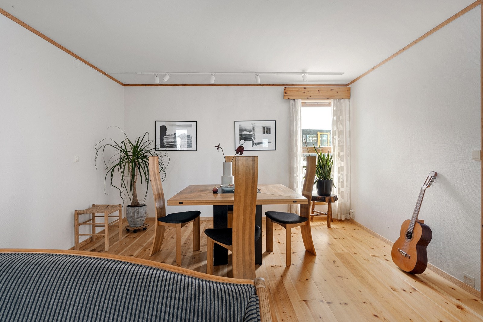 Stuen har god plass til langbord, hvor man kan samles til sosiale sammenkomster med venner og familie