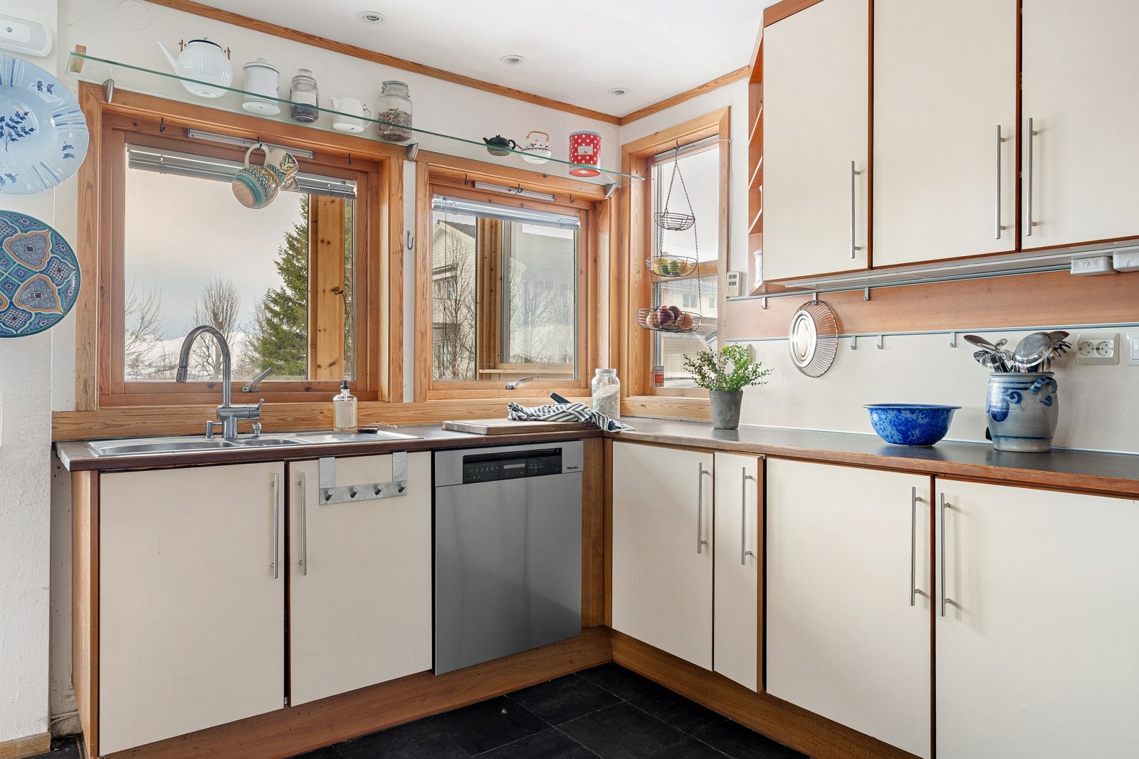 Det er vindu på kjøkkenet og innfelte downlights i himling, som gir gode arbeidsforhold.